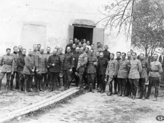 Sztab 1 dywizji strzelców I Korpusu Polskiego w Rohaczewie. W pierwszym rzędzie stoją od lewej: (drugi) Daniel Konarzewski, Lucjan Żeligowski, Władysław Anders – 1918 r. Źródło: CAW