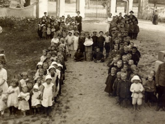 Okolice Stanisławowa, 1921. Grupa dzieci formujących literę „H” na cześć Herberta Hoovera. Fot. Hoover Institution Library & Archives. Źródło: Dom Spotkań z Historią