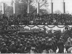 Obchody Święta Niepodległości w Warszawie - defilada oddziałów artylerii przed trybuną honorową. 11.11.1937. Fot. NAC