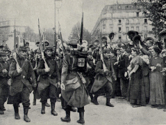 Wymarsz francuskich żołnierzy z Paryża w sierpniu 1914 r. Źródło: ze zbiorów P. Szlanty.