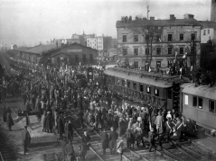 Litografia z 1914 r. przedstawiająca entuzjazm na wiedeńskiej Ringstraße po wypowiedzeniu wojny Serbii 28 lipca 1914 r. Źródło: ze zbiorów P. Szlanty.