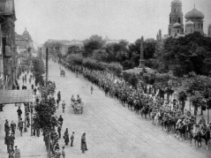 Wkroczenie wojsk austro-węgierskich do Lublina w lipcu 1915 r. W tle widoczny prawosławny Sobór Podwyższenia Krzyża Pańskiego (zburzony w latach 20.) i Pomnik Unii Lubelskiej. Fot. ze zbiorów dr. hab. P. Szlanty