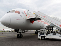 Samolot Boeing 787-9 pomalowany w biało-czerwone barwy został zaprezentowany na Lotnisku Chopina w Warszawie. Fot. PAP/J. Kamiński 