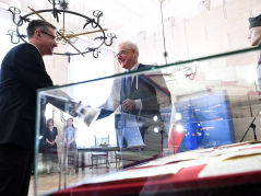 Minister spraw zagranicznych Jacek Czaputowicz (2L) i zastępca dyrektora muzeum Robert Supeł (L) podczas uroczystości przekazania pozyskanych przez MSZ pamiątek po kapralu Bronisławie Gozdowskim do Muzeum Józefa Piłsudskiego w Sulejówku. Fot. PAP/J. Turczyk