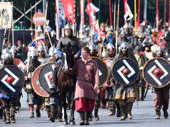 Przemarsz rekonstruktorów z różnych epok historycznych. Fot. PAP/J. Turczyk