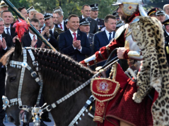 Przemarsz rekonstruktorów z różnych epok historycznych. Fot. PAP/J. Turczyk