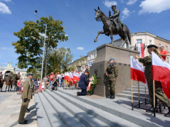 Szef Urzędu do Spraw Kombatantów i Osób Represjonowanych Jan Józef Kasprzyk (C) podczas uroczystości zakończenia 53. Marszu Szlakiem I Kompanii Kadrowej. Kielce, 12.08.2018. Fot. PAP/P. Polak