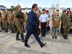 Szef Urzędu do Spraw Kombatantów i Osób Represjonowanych Jan Józef Kasprzyk (C) podczas uroczystości zakończenia 53. Marszu Szlakiem I Kompanii Kadrowej. Kielce, 12.08.2018. Fot. PAP/P. Polak