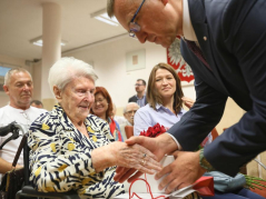 Weteran Halina Szewczykowa (2L) i szef gabinetu politycznego MON Łukasz Kudlicki (P) podczas uroczystości przekazania Archiwum Komisji Historii Kobiet w Walce o Niepodległość Polski do zasobu Archiwum Akt Nowych w Warszawie. Fot. PAP/L. Szymański