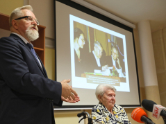 Dyrektor Archiwum Akt Nowych dr Tadeusz Krawczak (L) i weteran Halina Szewczykowa (P) podczas uroczystości przekazania Archiwum Komisji Historii Kobiet w Walce o Niepodległość Polski do zasobu Archiwum Akt Nowych w Warszawie, 7 bm. Fot. PAP/L. Szymański