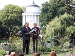 Prezydent Andrzej Duda z małżonką Agatą Kornhauser-Dudą podczas akcji Narodowego Czytania "Przedwiośnia" Stefana Żeromskiego w Ogrodzie Saskim w Warszawie. 08.09.2018. Fot. PAP/R. Guz