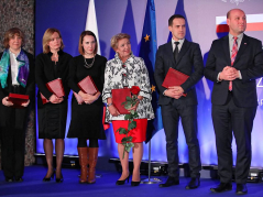 Wiceszef MSZ Szymon Szynkowski vel Sęk (P) i nagrodzeni: Cristina Gonzalez Caizan (L), Zofia Wojtkowska (2L), Marcin Baniak (2P), Bogumiła Żongołłowicz (3P) oraz Ana Wajszczuk (3L). Fot. PAP/L. Szymański