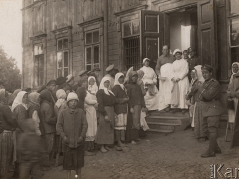 1920. Amerykańska Misja Pomocy – rozdawanie mąki ludności cywilnej. Źródło: Ośrodek KARTA