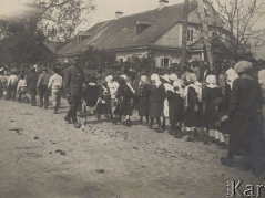 Brześć, 3 maja 1920. Obchody rocznicy podpisania Konstytucji 3 Maja. Pochód młodzieży ze szkół i ochronek. Źródło: Ośrodek KARTA