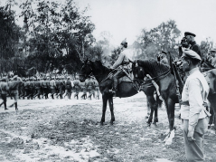 1920. Michaił Tuchaczewski i inni dowódcy podczas przeglądu jednostek Armii Czerwonej na Froncie Zachodnim. Źródło: Rosyjskie Państwowe Archiwum Kino-foto-dokumentów w Krasnogorsku