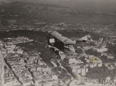 Lwów, 1920. Samolot Ansaldo Balilla Eskadry im. Tadeusza Kościuszki lecący nad miastem. Źródło: Instytut Polski i Muzeum im. Gen. Sikorskiego w Londynie/Ośrodek KARTA