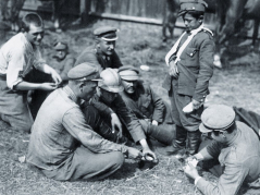 Okolice Warszawy, sierpień 1920 r. Odpoczynek na froncie. Źródło: Centralne Archiwum Wojskowe WBH