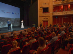 Wicepremier, minister kultury i dziedzictwa narodowego Piotr Gliński (L) podczas premiery filmu „Wojna Światów” w Teatrze Polskim w Warszawie. Fot. PAP/P. Nowak