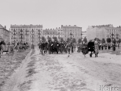 Warszawa, sierpień 1920 r. Wymarsz ludności cywilnej do budowy okopów. Źródło: Instytut Polski i Muzeum im. Gen. Sikorskiego w Londynie/Ośrodek KARTA