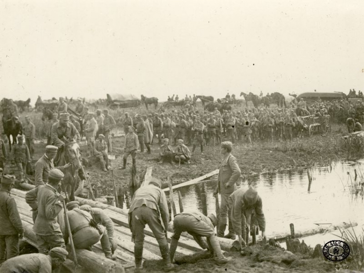 Przeprawa oddziałów I Brygady Legionów Polskich przez rzekę Nidę. Borzyków.13.05.1915 r. Źródło: CAW