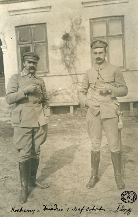 Komendant Józef Piłsudski i szef sztabu I Brygady Legionów Polskich ppłk Kazimierz Sosnkowski. Dwór Juliana Zubrzyskiego. Grudzyny, pozycje nad Nidą. 9.03.1915 r. Źródło: CAW