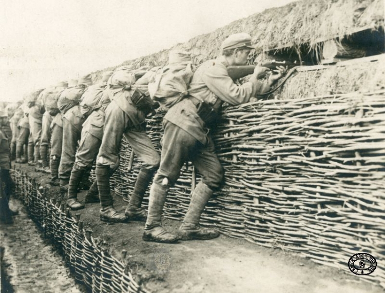 Żołnierze 3 Pułku Piechoty Legionów Polskich stoją na stanowiskach w okopie. Pozycje pod Rarańczą, Bukowina. Lato, 1915 r. Źródło: CAW