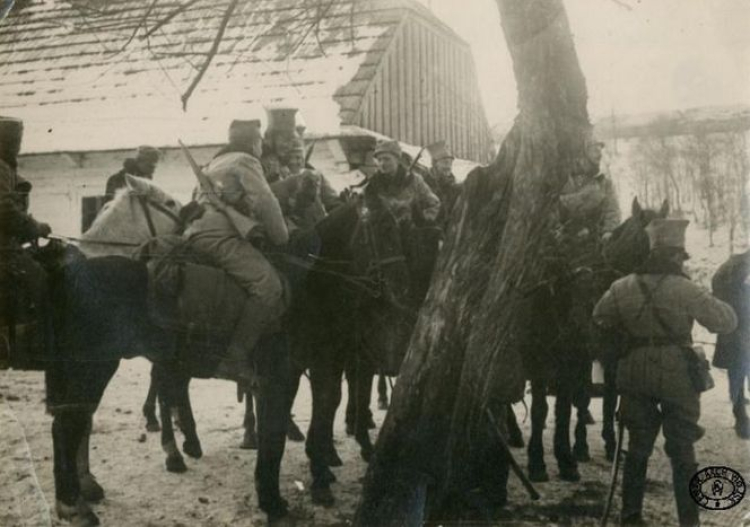 Legioniści z oddziału sztabowego 1 Dywizjonu Kawalerii Legionów Polskich czytają czasopismo. Pisarzowa. 7.07.1914 r. Źródło: CAW