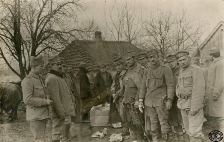 Legioniści z I Brygady Legionów Polskich, którzy brali udział w bitwie pod Łowczówkiem, podczas rozdawania podarunków świątecznych. Grudzień, 1914 r. Źródło: CAW