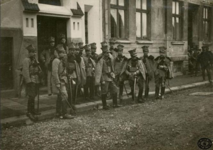 Ułani z 1 Dywizjonu Kawalerii Legionów Polskich. Od lewej: Jan Mieszkowski ps. „Ułan”, Mieczysław Karski ps. „Witeź”, N.N., N.N., Jerzy Pylewski ps. „Świerszcz”, Tadeusz Gaertig ps. „Skarga”, Jan Lewandowski, Zbigniew Lewiński ps. „Brochwicz”, rtm. Władysław Prażmowski ps. „Belina”, por. Gustaw Dreszer ps. „Orlicz”, Antoni Jabłoński, ppor. Stanisław Skotnicki ps. „Grzmot”, Mieczysław Staszewski, Franciszek Gibalski ps. „Franek”. Nowy Sącz. Grudzień, 1914 r. Źródło: CAW