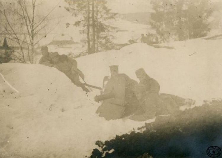 Legioniści z grupy ppłk. Józefa Hallera przy ciężkim karabinie maszynowym Schwarzlose wz. 1907/12 na pozycji pod Rafajłową. Karpaty. Grudzień, 1914 r. Źródło: CAW