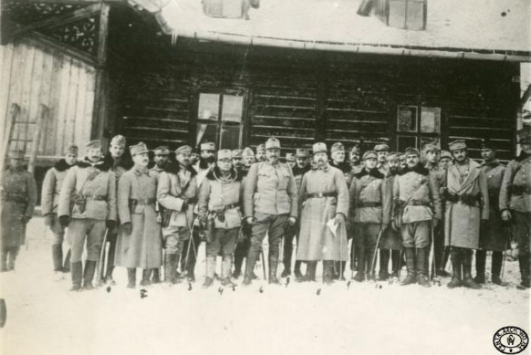 Oficerowie legionowi i pierwsi odznaczeni przed kwaterą Komendy Legionów Polskich. Stoją: 4 od L ppor. Antoni Trzaska-Durski, ppor. Jan Służewski, 8.  kpt. Józef Haller (ręka na temblaku), płk Wirzek, kpt. T. Ritter, por. Zbigniew Dunin-Wąsowicz, NN, gen. Carl Pflanzer-Baltin, NN, kpt. Włodzimierz Ostoja-Zagórski, gen. Karol Trzaska-Durski, NN, chor. hr. August Krasicki, NN, por. K. Drewnowski, por. Wyrostek, NN, NN, dr Bertold Merwin, NN, chor. Łempkowski. Rafajłowa, Karpaty. Listopad, 1914 r. Źródło: CAW