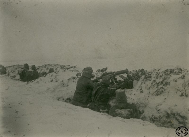 Legioniści z grupy gen. Karola Trzaski-Durskiego na stanowiskach w okopach na linii Dniestru. Widoczny ciężki karabin maszynowy 8 mm Schwarzlose wz. 1907/12. Luty, 1915 r. Źródło: CAW.jpg