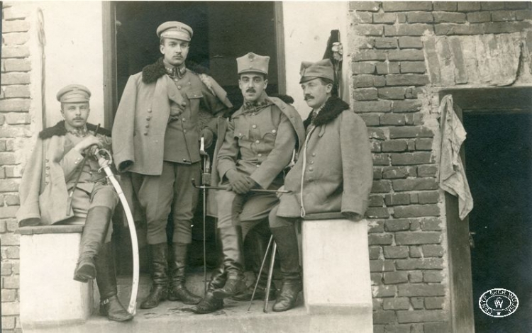 Oficerowie sztabu I Brygady Legionów Polskich. Od lewej: ppor. Michał Fuksiewicz, kpt. Tadeusz Kasprzycki, por.. Zygmunt Sulistrowski, por. Eugeniusz Dobaczewski. Kęty. Luty, 1915 r. Źródło: CAW