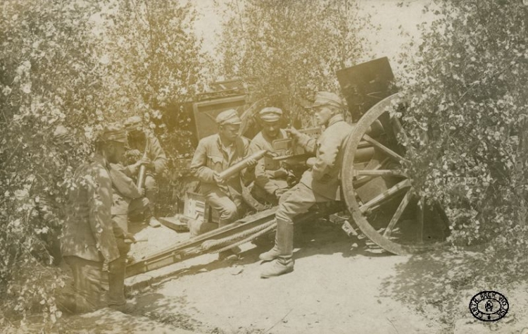 Artyleria I Brygady Legionów Polskich na stanowiskach pod Konarami. Legioniści przygotowują do strzelania armatę polową 76,5 mm wz. 1905. Maj, 1915 r. Źródło: CAW