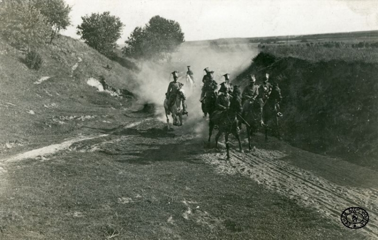 Patrol z I Dywizjonu Kawalerii I Brygady Legionów Polskich w okolicach wsi Pęcławice. Rejon bitwy pod Konarami. Maj, 1915 r. Źródło: CAW