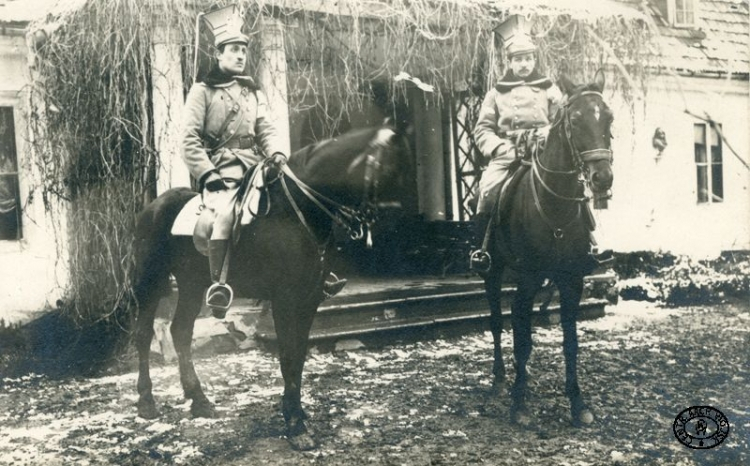 Dowódca 1 szwadronu por. Gustaw Dreszer ps. „Orlicz” i rtm. Władysław Prażmowski ps. „Belina”, dowódca 1 Dywizjonu Kawalerii I Brygady Legionów Polskich. Zagaje. Marzec, 1915 r. Źródło: CAW