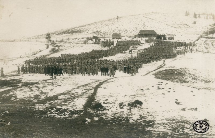 Msza polowa oddziałów grupy ppłk. Józefa Hallera w Rafajłowej. Karpaty. Styczeń, 1915 r. Źródło: CAW