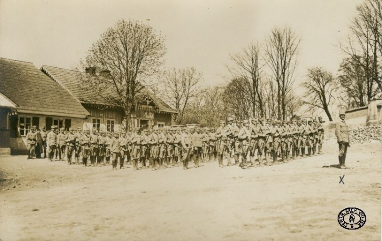 4 kompania Batalionu Uzupełniającego kpt. Franciszka Sikorskiego. Rozprza k. Piotrkowa Trybunalskiego. Wiosna, 1915 r. Źródło: CAW.jpg