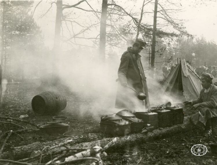 Kuchnia polowa I Brygady Legionów Polskich w lesie pod Ugłami. Pozycje nad Styrem, Wołyń. 14.11.1915 r. Źródło: CAW.jpg