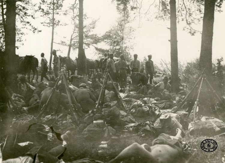 Żołnierze I Brygady Legionów Polskich odpoczywają po bitwie pod Tarłowem. Widoczne karabiny 8 mm Mannlicher wz. 1890 i 1895, plecaki z menażkami. 2.07.1915 r. Źródło: CAW.jpg