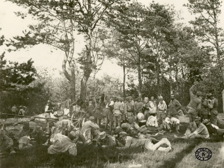 Żołnierze z I Brygady Legionów Polskich pobierają obiad z kuchni polowej w lesie. Wyszmontów. 24.06.1915 r. Źródło: CAW.jpg