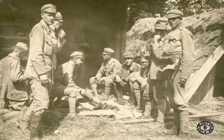 Legionista Burski-Goldenberg z I Brygady Legionów Polskich wydaje przydział chleba kolegom z sekcji. Babin. 24.07.1915 r. Źródło: CAW.jpg