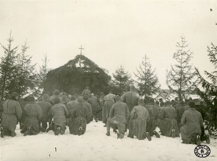 Legioniści z I Brygady Legionów Polskich podczas mszy polowej w święta Bożego Narodzenia. Karasin, Wołyń. 25.12.1915 r. Źródło: CAW