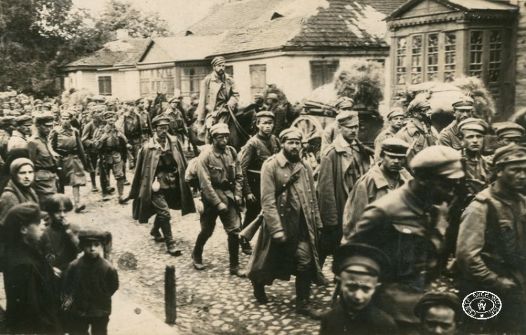 Wejście oddziałów I Brygady Legionów Polskich do Kowla. Na koniu por. Włodzimierz Konieczny, dowódca 5 kompanii 5 Pułku Piechoty Legionów Polskich. Wołyń. 6.09.1915 r. Źródło: CAW.jpg