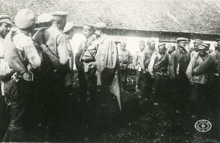 Szef sztabu I Brygady Legionów Polskich ppłk Kazimierz Sosnkowski przesłuchuje jeńców rosyjskich wziętych do niewoli pod Kamionką. 7.08.1915 r. Źródło: CAW