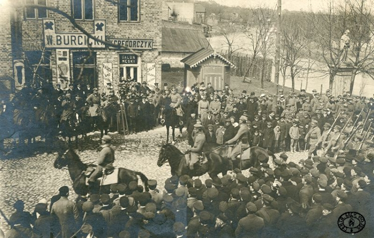 Pododdziały 5 Pułku Piechoty Legionów Polskich defilują ulicami Pułtuska. Czwarty od lewej na koniu mjr Michał Żymierski. Wiosna 1917 r. Źródło: CAW