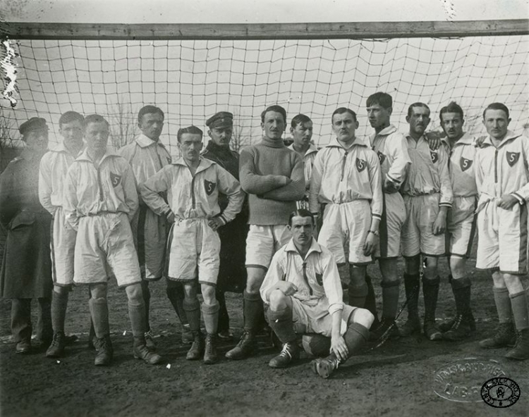 Drużyna piłki nożnej 5. Pułku Piechoty Legionów Polskich. Warszawa. Wrzesień 1917 r. Źródło: CAW