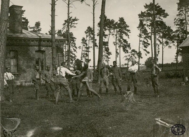 Zajęcia sportowe oficerów legionowych w obozie internowanych. Boksuje ppor. Tadeusz Zieleniewski „Kalina” (z lewej). Beniaminów. Lato 1917 r. Źródło: CAW