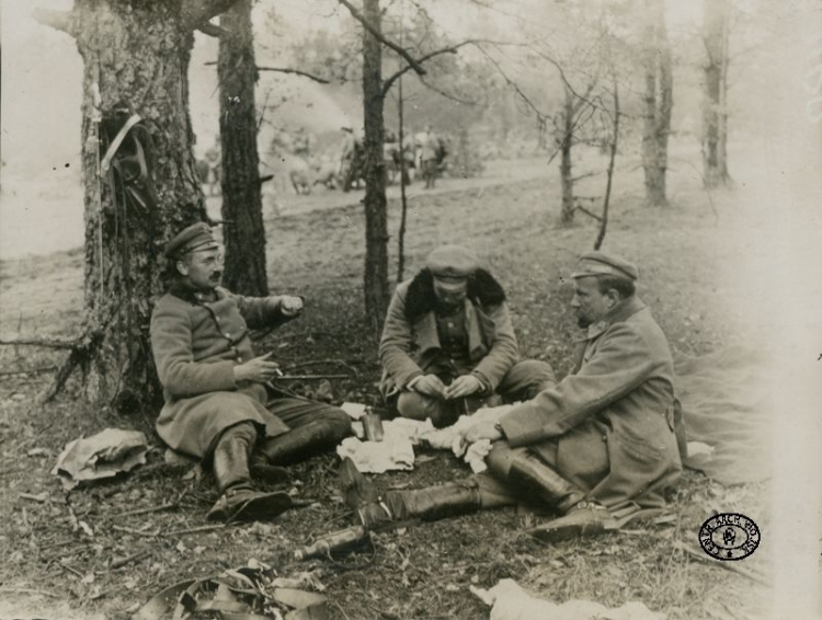 Szef Sztabu I Brygady Legionów Polskich ppłk Kazimierz Sosnkowski (z lewej) i dowódca 5 Pułku Piechoty Legionów Polskich mjr Leon Berbecki (z prawej) na biwaku podczas przerwy w marszu. Jesień, 1915 r. Źródło: CAW