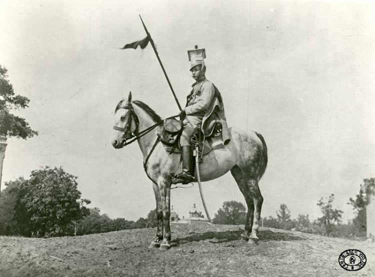 Kawalerzysta z 1. Pułku Ułanów Legionów Polskich na koniu. Ostrołęka. Wiosna 1917 r. Źródło: CAW